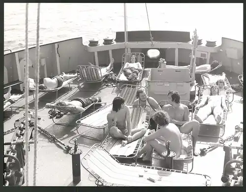 Fotografie Willy-Kurt Wittig, FHS Schiff Robert Koch, Hochseefischer sonnen sich in ihrer Freizeit