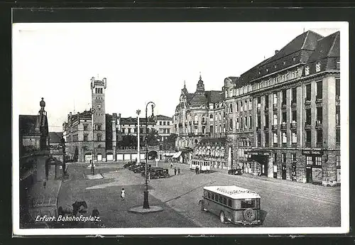 AK Erfurt, Bahnhofsplatz mit Hotel, Autobus und Strassenbahn