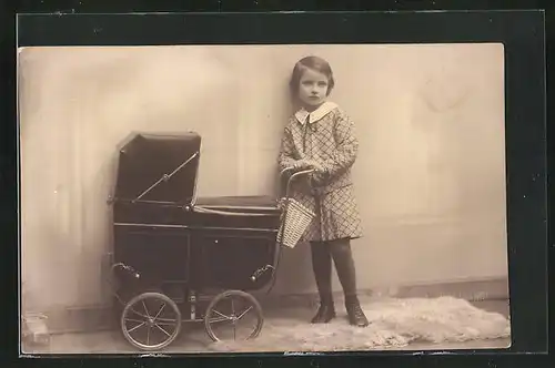 Foto-AK Kleines Mädchen mit einem Puppenwagen