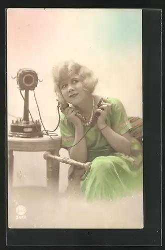 AK Adrette junge Frau in grünem Kleid am Telefon