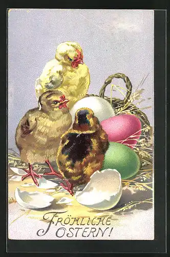 Präge-AK Drei Osterküken stehen im Osternest mit bunten Eiern
