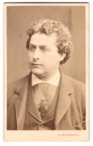 Fotografie R. Krziwanek, Wien, Hofstallstr. 5, Portrait Wilhelm Knaack 1829-1894, Schauspieler / Komiker