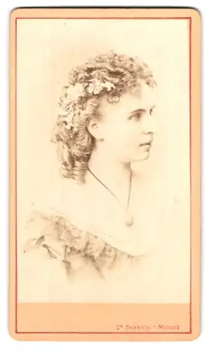 Fotografie Dr. Szekely, Wien, Opernring 1, Portrait Louisabeth Röckel 1841-1913, Deutsche Schauspielerin