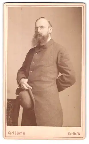 Fotografie C. Günther, Berlin, Behrenstr. 24, Dr. Wieckenbach, Stabarzt aus Stralsund von 1885-1888, Bes. Schloss Marbach