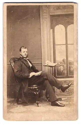 Fotografie T. Illincworth, Halifax, Gibbet Street, Portrait korpulenter junger Mann im Anzug mit Chin-Strap Bart