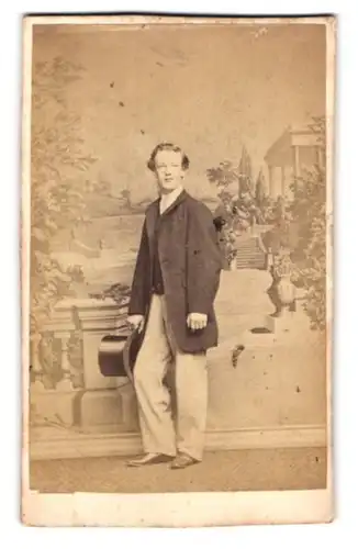 Fotografie Henry Lock, London, 248 Shoreditch, Portrait knabenhafter junge Mann im Anzug mit Zylinder