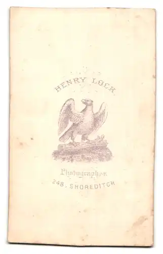 Fotografie Henry Lock, London, 248 Shoreditch, Portrait knabenhafter junge Mann im Anzug mit Zylinder