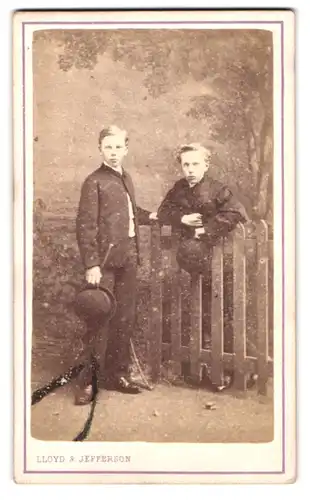 Fotografie Lloyd & Jefferson, Southport, Lord Street, Portrait zwei Jungs in Anzügen mit Melone und Gehstock