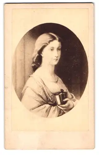 Fotografie unbekannter Fotograf und Ort, Gemälde Marguerite, junge Frau hält ein Buch