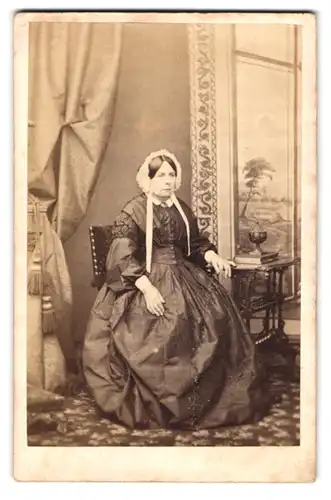 Fotografie Samuel Fry & Co., London, 83 Gracechurch St., Portrait ältere Dame im Biedermeierkleid mit Haube