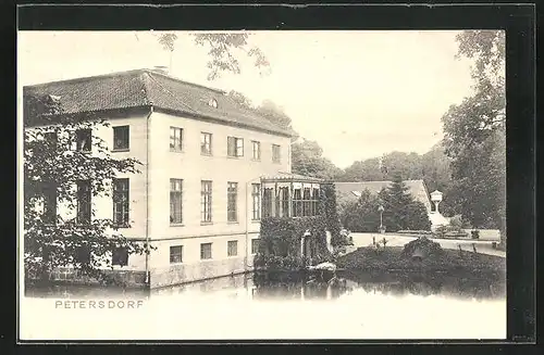 AK Petersdorf, Blick auf das Schloss-Gut, mit Efeu bewachsener Wintergarten