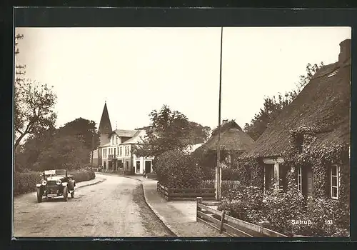 AK Satrup, Strassenpartie mit Auto und Kirche