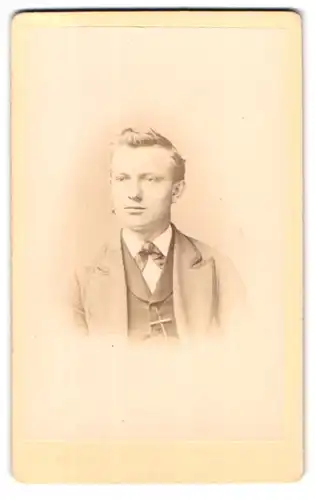 Fotografie Eduard Tannhof, Berlin, Schönhauser Allee 6, Junger Mann trägt Jacke und Weste mit Fliege
