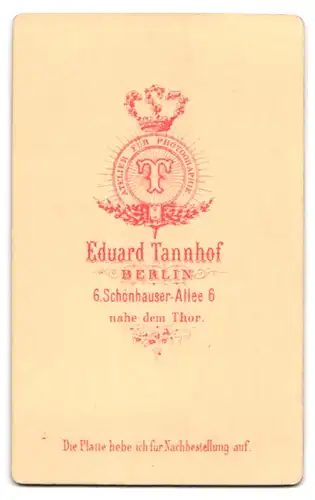 Fotografie Eduard Tannhof, Berlin, Schönhauser Allee 6, Junger Mann trägt Jacke und Weste mit Fliege