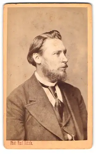Fotografie Emil Schulz, Braunschweig, Promenade am Petrithor 23, Herr mit Vollbart trägt eine schwarze Krawatte