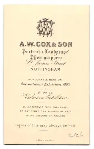 Fotografie A. W. Cox & Son, Nottingham, St. James Street, Mann mit zurückgekämmten Haaren trägt weisses Hemd mit Fliege