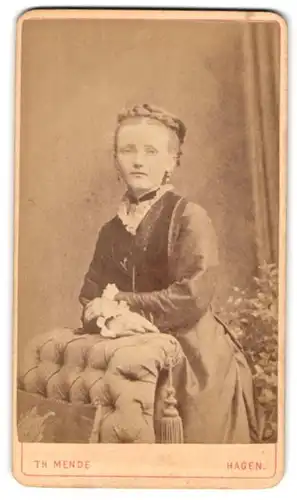 Fotografie Th. Mende, Hagen, Elberfelder Str. 82, Junge Frau trägt die Haare auf dem Kopf zum Kranz geflochten