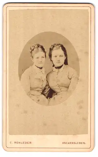 Fotografie C. Rohleder, Aschersleben, Tie 32, Zwei junge Damen mit geflochtenen Haaren Arm in Arm