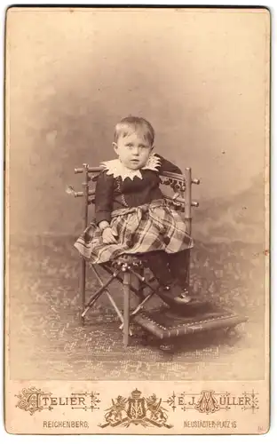 Fotografie Ernst J. Müller, Reichenberg, Neustädter-Platz 16, niedliches kleines Kind mit spitzem Spitzenkragen