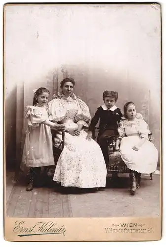 Fotografie Ernst Kalmar, Wien, V.Hundsthurmerstrasse 46, hübsche Mutter mit drei jungen Kindern posierend