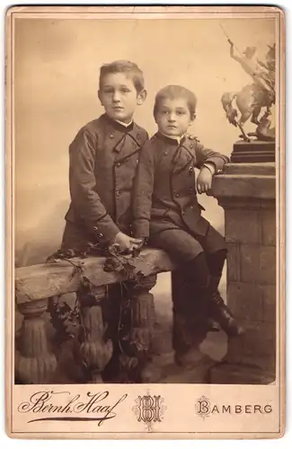 Fotografie Bernhard Haaf, Bamberg, zwei Jungen Hände haltend auf Balustrade posierend