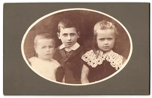 Fotografie unbekannter Fotograf und Ort, drei geisterhafte Kinder in Kamera schauend