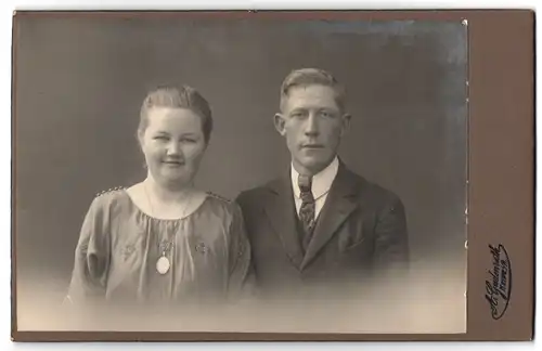 Fotografie A. Gudenroth, Heide, junges interessantes Paar nebeneinander