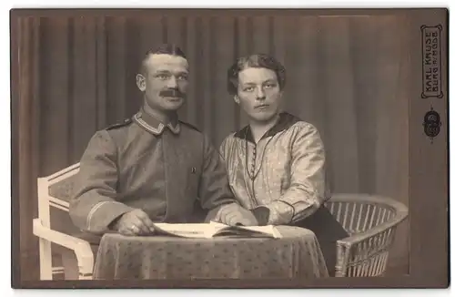 Fotografie Carl Kruse, Burg, junge Frau mit Soldat in Uniform posierend