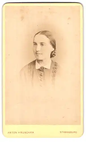 Fotografie Anton Hruschka, Strassburg, Boglie 4, blasses Portrait nett aussehende bürgerliche Dame