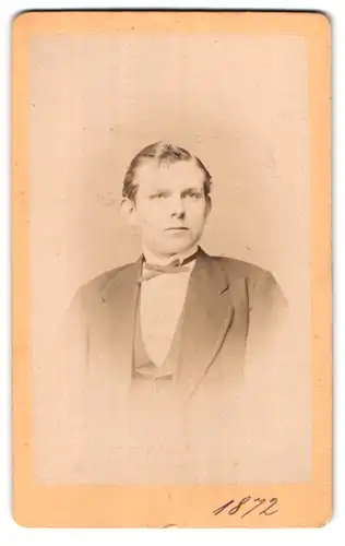 Fotografie C. F. Beddies & Sohn, Braunschweig, Kuh-Strasse 10, Portrait junger bürgerlicher Mann in Abendanzug