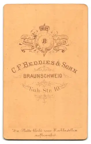 Fotografie C. F. Beddies & Sohn, Braunschweig, Kuh-Strasse 10, Portrait junger bürgerlicher Mann in Abendanzug