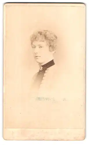 Fotografie H. Howle, Newport, High Street, Portrait junge Dame mit Kragenbrosche