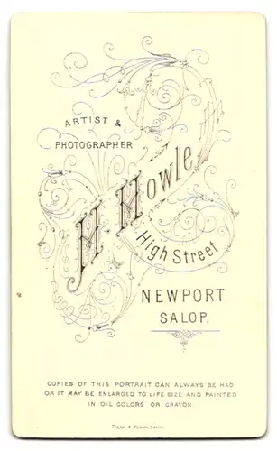 Fotografie H. Howle, Newport, High Street, Portrait junge Dame mit Kragenbrosche