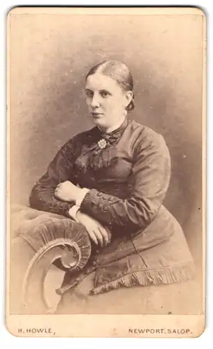 Fotografie H. Howle, Newport, Portrait bürgerliche Dame an Sessel gelehnt