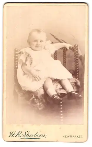 Fotografie H. R. Sherborn, Newmarket, High Street, Portrait kleines Mädchen im weissen Kleid