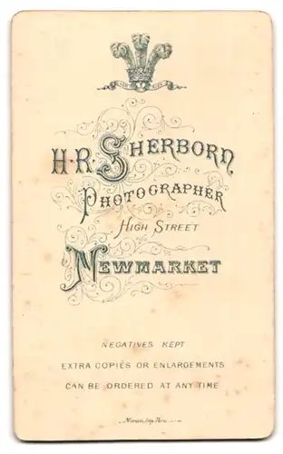 Fotografie H. R. Sherborn, Newmarket, High Street, Portrait kleines Mädchen im weissen Kleid