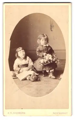 Fotografie H. R. Sherborn, Newmarket, Portrait zwei kleine Mädchen in modischen Kleidern