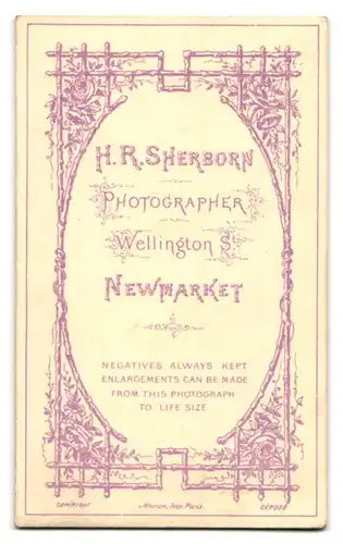 Fotografie H. R. Sherborn, Newmarket, Portrait zwei kleine Mädchen in modischen Kleidern