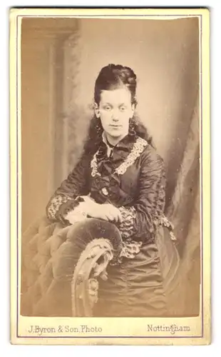 Fotografie J. Byron & Son, Nottingham, Long Row, Portrait hübsch gekleidete Dame an Sessel gelehnt