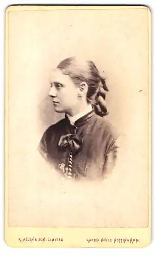 Fotografie R. Allen & Son Limited, Nottingham, 34 Long Row, Portrait junge Dame in modischer Kleidung