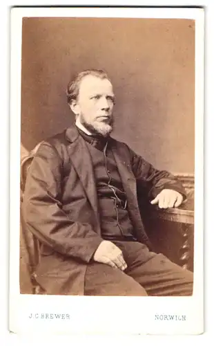Fotografie J. C. Brewer, Norwich, St. Stephens Road, Portrait bürgerlicher Herr mit Bart am Tisch sitzend