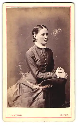 Fotografie C. Watson, Ripon, Kirkgate, Portrait junge Dame in zeitgenössischer Kleidung