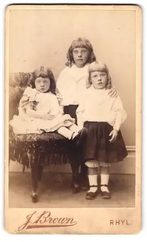 Fotografie J. Brown, Rhyl, Kinmel Street, Portrait Junge und zwei Mädchen in zeitgenössischer Kleidung