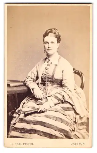 Fotografie Henry Cox, London, Portrait bürgerliche Dame mit Fächer am Tisch sitzend