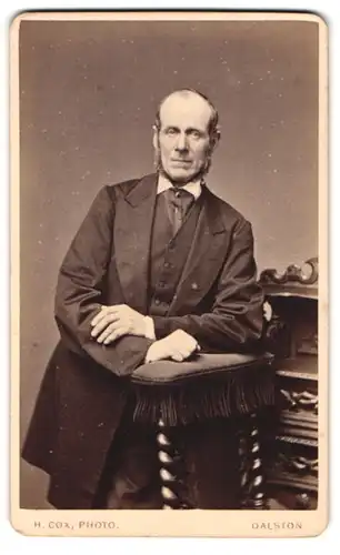 Fotografie Henry Cox, London, Portrait stattlicher Herr in eleganter Kleidung