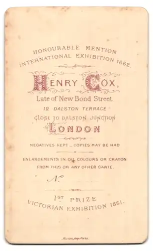 Fotografie Henry Cox, London, Portrait stattlicher Herr in eleganter Kleidung