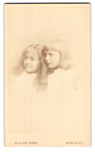 Fotografie William Cobb, Woolwich, 77 & 78, Portrait zwei Mädchen mit zeitgenössischen Frisuren