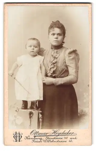 Fotografie Ottmar Heydecker, Hamburg, Steinstrasse 147, Portrait bürgerliche Dame mit Kleinkind an der Hand