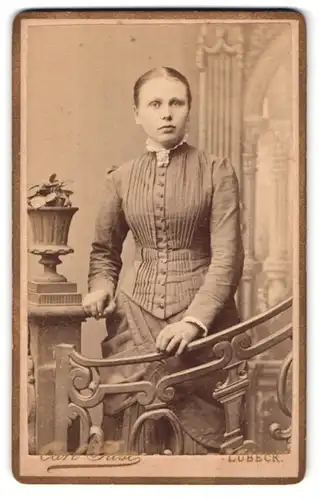 Fotografie Carl Rose, Lübeck, Königstrasse 53, Portrait junge Dame in zeitgenössischer Kleidung