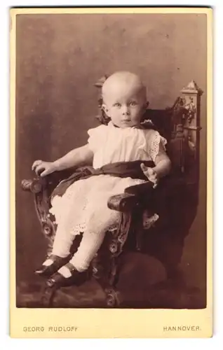 Fotografie Georg Rudloff, Hannover, Georgstasse 12, Portrait kleines Mädchen im weissen Kleid